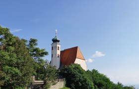 Blick auf die Pfarrkirche Dunkelsteinerwald, © ARGE Dunkelsteinerwald Blick auf die Pfarrkirche Dunkelsteinerwald, © ARGE Dunkelsteinerwald