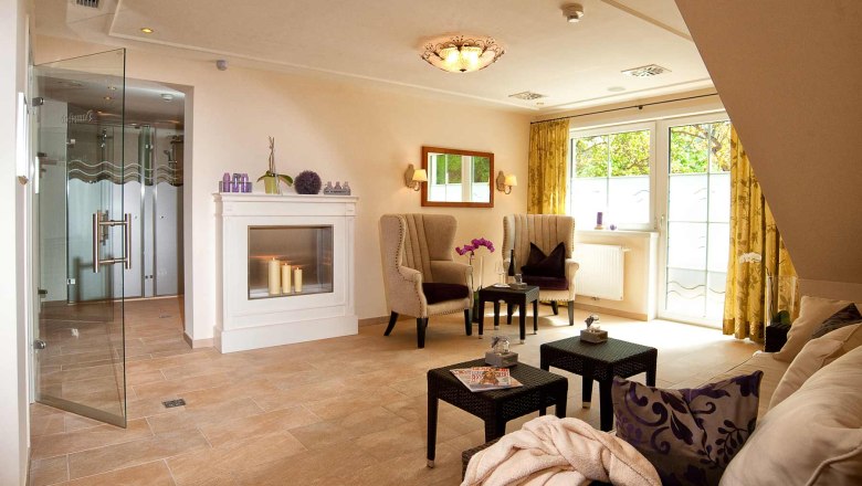 Wellnessbereich Residenz Wachau, © Residenz Wachau Eleganter Wellnessbereich mit Kamin, Sesseln und Glastür.