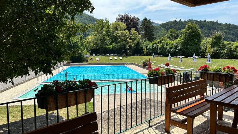 Freibad_Aggsbach Dorf, © Wachau Inside Schwimmbecken mit Wasser und Wiese herum