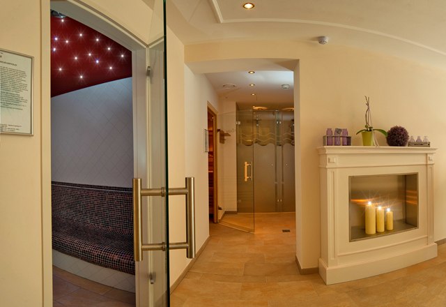Wellnessbereich, © Residenz Wachau Ein eleganter Wellnessbereich mit Kamin, Kerzen und Sauna.
