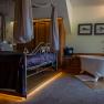 Hotel ResidenzWachau, © Niederösterreich Werbung / Maximilian Pawlikowsky Luxuriöses Hotelzimmer mit Himmelbett und freistehender Badewanne.