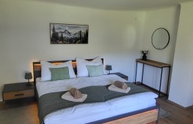 Dreimäderlhof, © Helga und Thomas Kraushofer Doppelbettzimmer Aloisi mit LED Wandbeleuchtung
