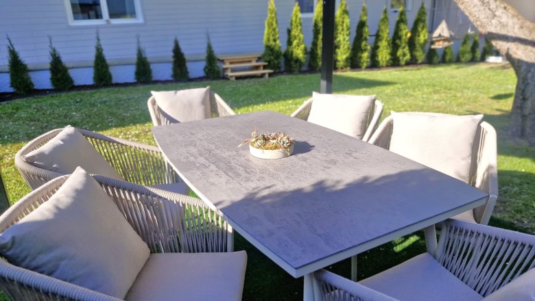 Dreimäderlhof, © Helga und Thomas Kraushofer Ein Gartentisch mit sechs Stühlen im Garten.