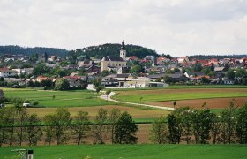 Panorama der Marktgemeinde Karlstetten mit Kirche und umliegenden Feldern.