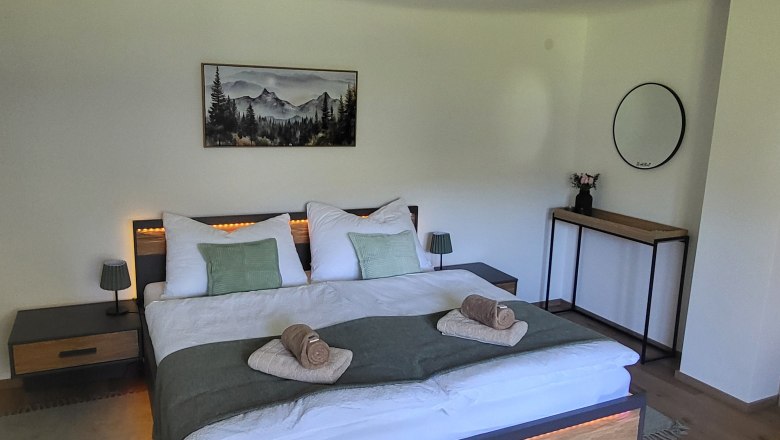 Dreimäderlhof, © Helga und Thomas Kraushofer Doppelbettzimmer Aloisi mit LED Wandbeleuchtung