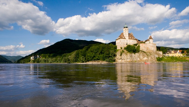 Kloster Schönbühel mit Donau, © Lachlan Blair